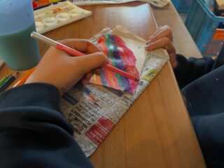 Heute Morgen stehen Bastelworkshops auf dem Programm.