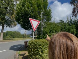 Heute Morgen spielen wir Berghausen-Bingo. Verschiedene Dinge müssen im Dorf gefunden werden. Hier zum Beispiel „Etwas dreieckiges“ 🔻