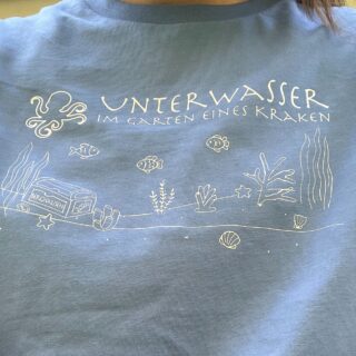 Wir sind inzwischen wieder zuhause angekommen. Als Erinnerung gibt es das diesjährige Shirt in unserem Shop auf https://wir-sind-zeltlager.de/?page_id=935