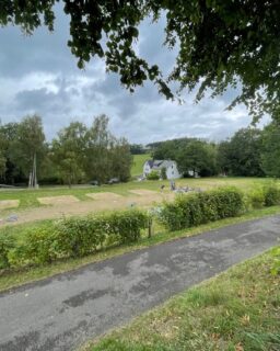 Pünktlich zum einsetzenden Regen waren die Zelte angebaut. Der Bus ist unterwegs und sollte gegen 16:00 in Reelsen ankommen. 🚌